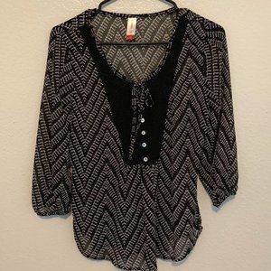 Black and White Geometric Pattern Sheer No Boundries Top (S) 3-5